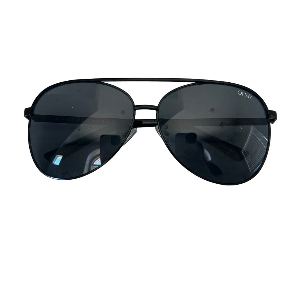 Quay Vivienne 126 Black/Smoke Sunglasses
